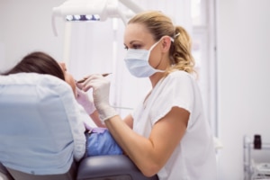 Dentista examinar paciente do sexo feminino