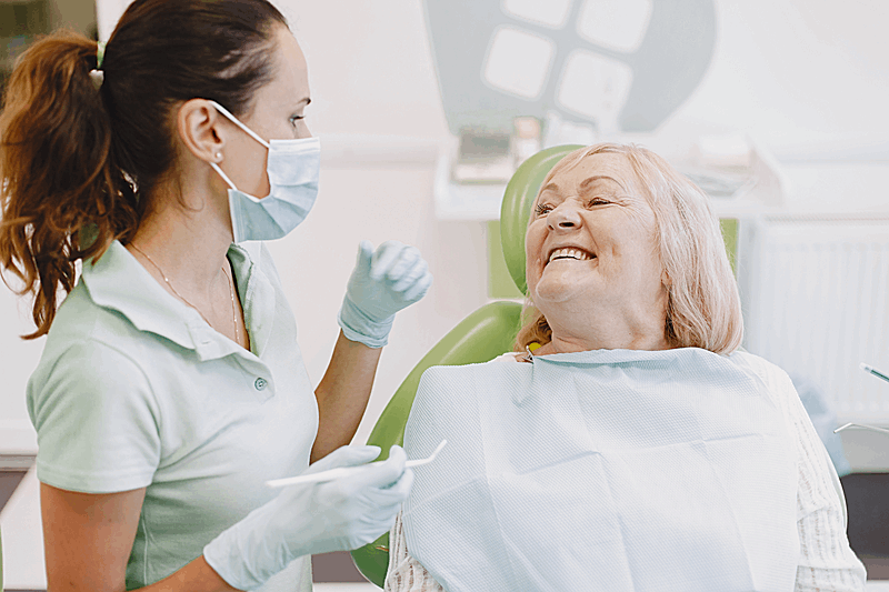 Idosa indo ao dentista recebendo cuidados com sua saúde bucal