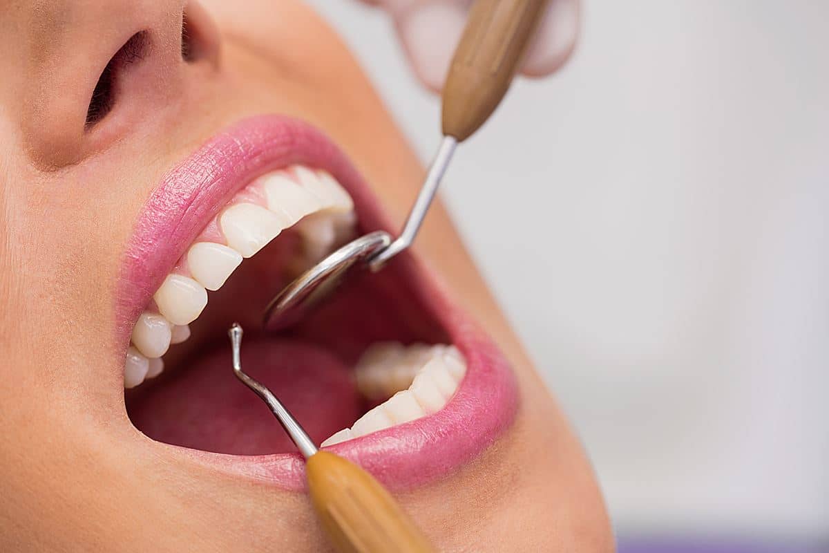 paciente mulher realiza consulta em consultorio odontologico 
