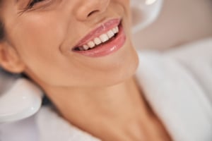 close em sorriso de mulher enfatizando a saúde bucal