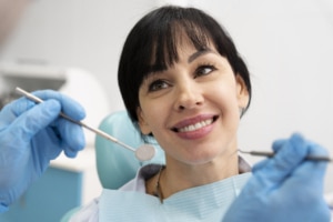 mulher em consulta com dentista para manutenção do implante dentário